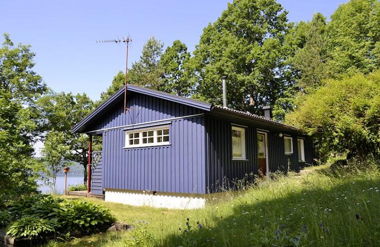 Schweden Immobilien - Ekegården - Ferienhaus in bester Hanglage und unverbaubarem Wasserblick auf den See Mäsen. Ein Traum!
