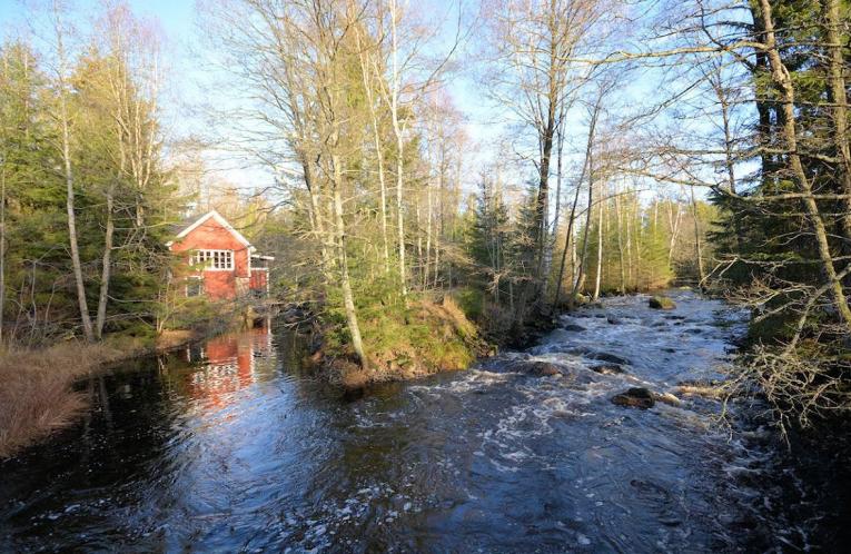 Schweden Immobilien - Timmershult - Ehemaliges Wassermühlengebäude in zauberhafter Waldlage mit einem 16636 m² Naturgrundstück. Ein Traum! Schweden Immobilien - Timmershult - Ehemaliges Wassermühlengebäude in zauberhafter Waldlage mit einem 16636 m² Naturgrundstück. Ein Traum!