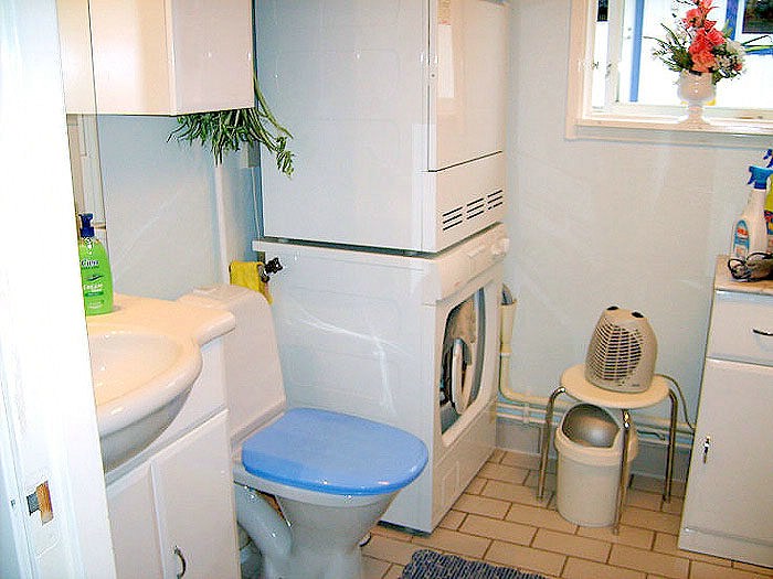 Haus 1 - WC + Duschraum Galeriebild Zwei wunderbare Ferienhäuser am See Örlen, Fiskestigen 8