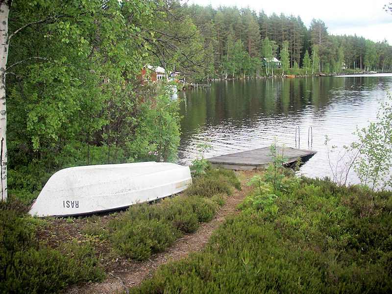 Ihre zukünftige Bootsbrücke (muss repariert werden) steht bereit für idyllische Fahrten im "Bredreven". Und zum Schwimmen Galeriebild Lövneset 84