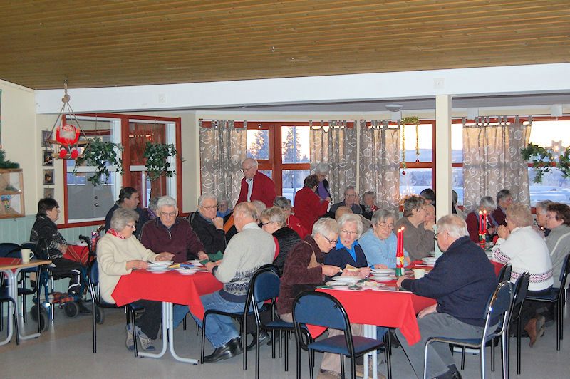 Hier macht es sich gerade im Restaurant eine Busgesellschaft gemütlich. Senioren auf Kaffeefahrt Galeriebild Spektakuläre Wintersportanlage "Nalovardo" in Lappland / Bereich Sorsele, zu verkaufen!