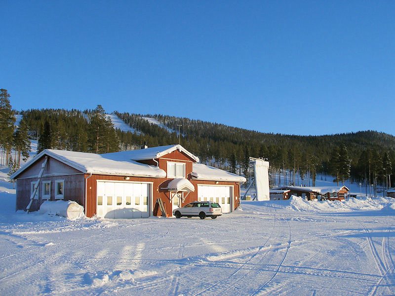 Werkstattgebäude mit Garagen für Nutzfahrzeuge und Servicefläche Vermietung für komplette Skiausrüstungen und anderes Galeriebild Spektakuläre Wintersportanlage "Nalovardo" in Lappland / Bereich Sorsele, zu verkaufen!