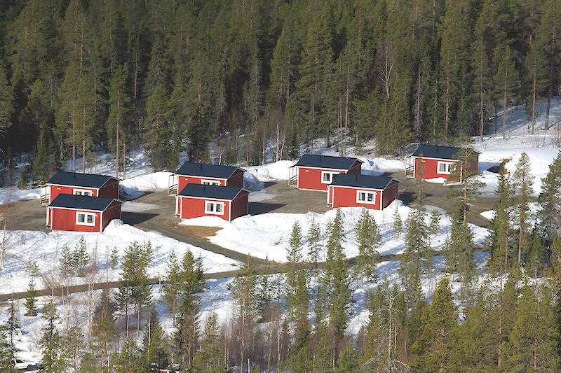 Im Bild die 7 Ferienhütten mit je 6 Schlafplätzen (Vollausstattung) Galeriebild Spektakuläre Wintersportanlage "Nalovardo" in Lappland / Bereich Sorsele, zu verkaufen!