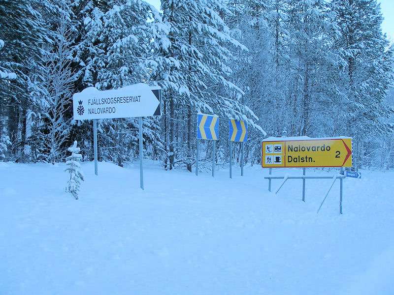 Hinweisschild an der Reichsstraße auf die Wintersportanlage "Nalovardo" Galeriebild Spektakuläre Wintersportanlage "Nalovardo" in Lappland / Bereich Sorsele, zu verkaufen!
