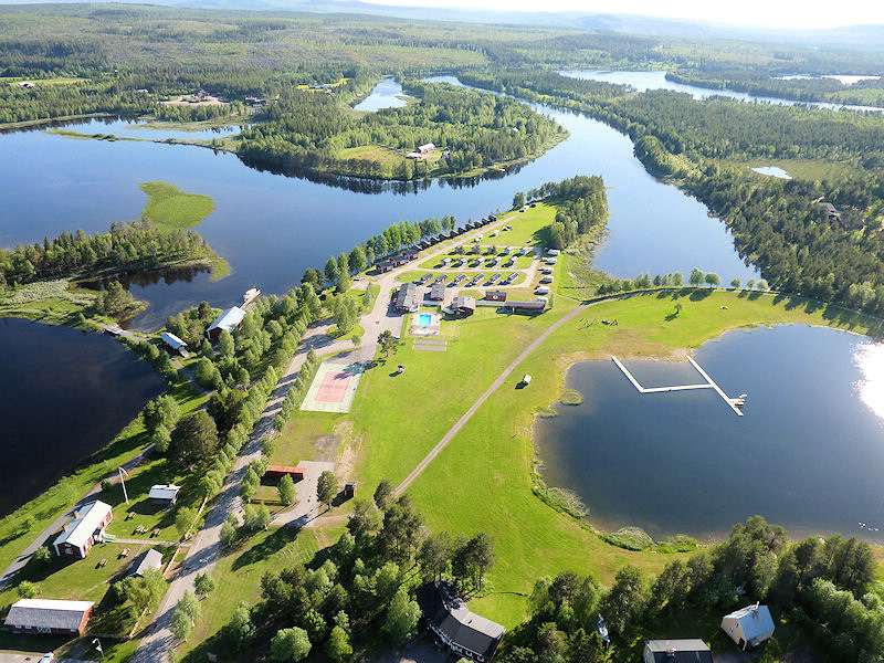 Es folgen 2 spektakuläre Luftaufnahmen des Campingplates mit Ferienhütten in Sorsele. Eine Superanlage erwartet Sie hier. Galeriebild Spektakuläre Wintersportanlage "Nalovardo" in Lappland / Bereich Sorsele, zu verkaufen!