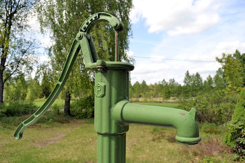 Pumpe, wie in alten Zeiten.... Galeriebild "Rustabo" am schönen See Jansbergssjön. Willkommen im Naturparadies Halland
