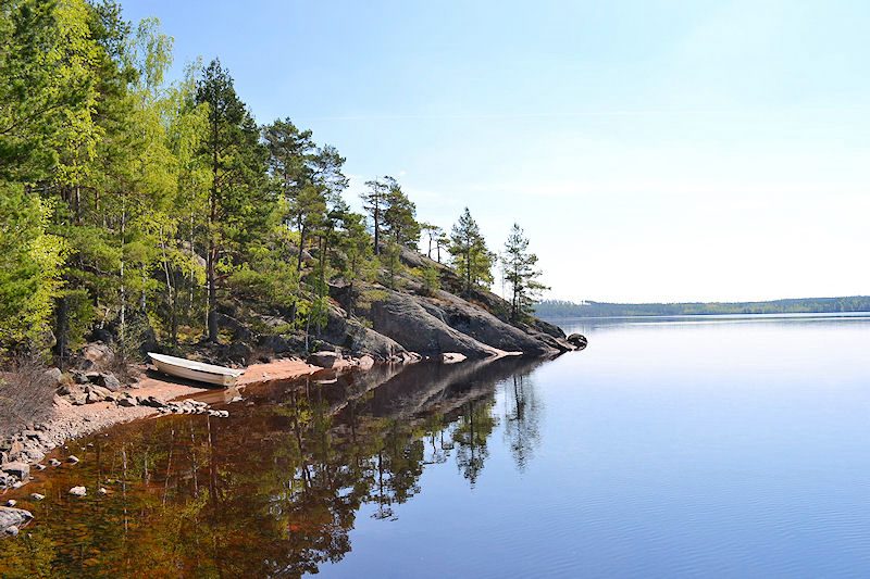 Geschafft. Nehmen Sie hier am See "Flen" Ihr Lieblingsplätzchen ein. Wo sich Himmel & Erde berühren.... Galeriebild Lövkojan 1 - Schwedenvilla mit eigener Squashhalle