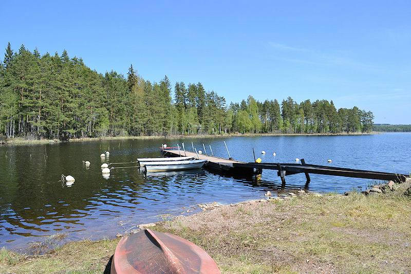 ....mit Bootsplätzen und einer Liegemöglichkeit auch für Ihr Schiffchen. Galeriebild Lövkojan 1 - Schwedenvilla mit eigener Squashhalle