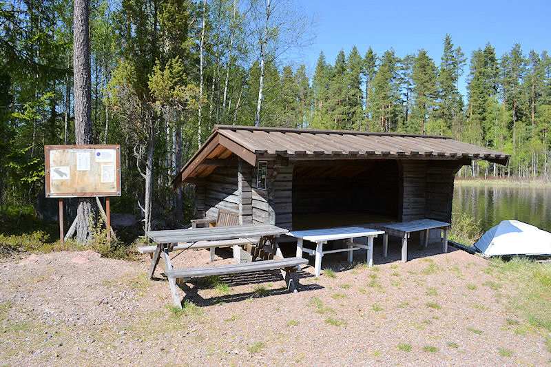 Ein offenes Schlafhäuschen für Wasser- und Wanderfreunde steht ebenfalls zur Verfügung. Ganz nahe der Natur! Galeriebild Lövkojan 1 - Schwedenvilla mit eigener Squashhalle