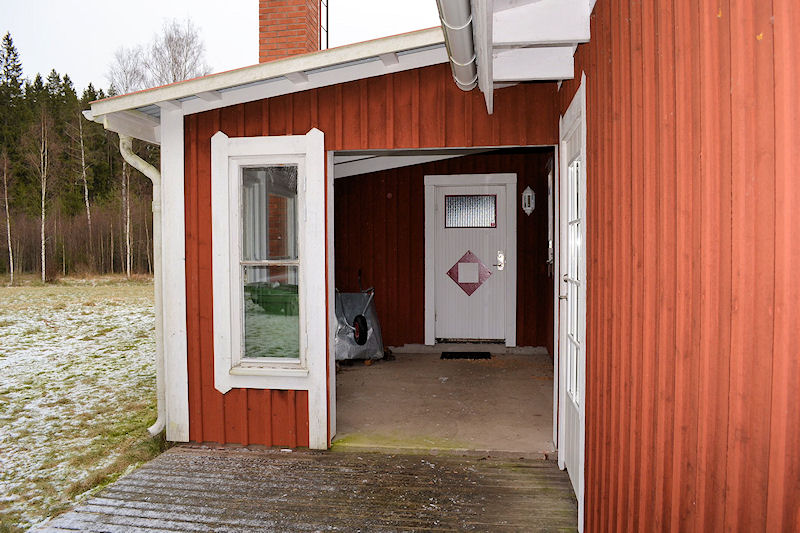 Hausnebeneingang zum Heizungsraum mit Waschmaschine + Wäschetrockner. Durchgang zum WC + Duschraum Galeriebild Die hohe Kunst des Wohnens in diesem Schmuckstück von Schwedenvilla. Småland ruft...!