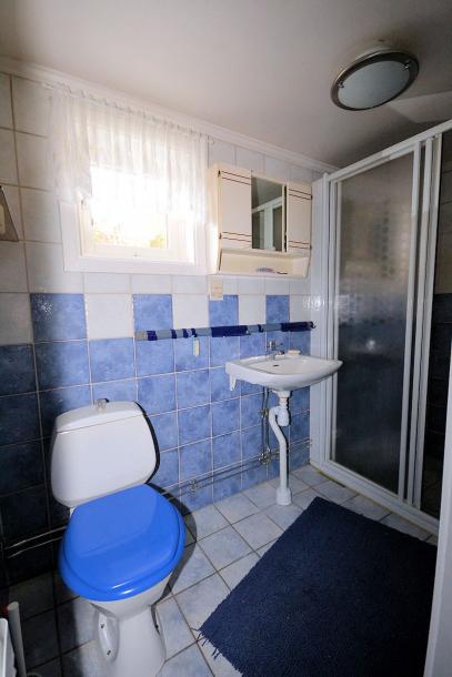 Neben dem Heizungsraum befindet sich der WC + Duschraum des Objektes. Ein 2. WC gibt es im Obergeschoß Galeriebild Die hohe Kunst des Wohnens in diesem Schmuckstück von Schwedenvilla. Småland ruft...!