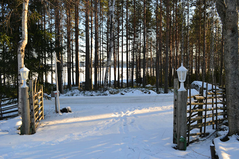 Urige Grundstückseinfahrt Galeriebild Ängkärret. Värmland. 2 beeindruckende Schwedenhäuser in einer wunderbaren Lage am See Bredreven zu verkaufen