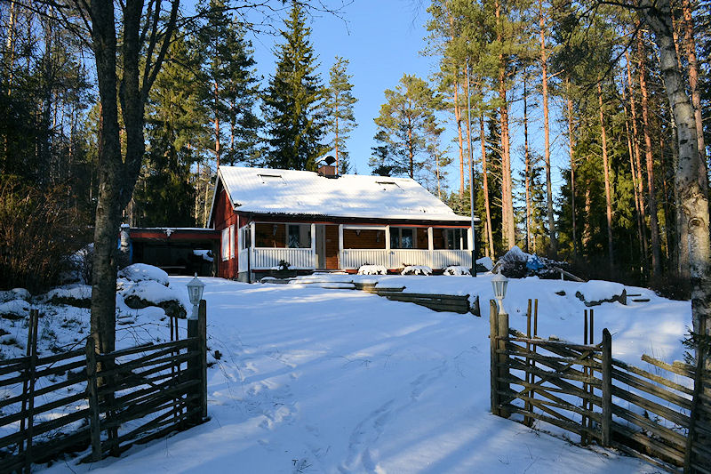 Jetzt wollen wir uns das Anwesen "Ängkärret" näher ansehen. Im Bild das bemerkenswerte Haupthaus in bester Kondition Galeriebild Ängkärret. Värmland. 2 beeindruckende Schwedenhäuser in einer wunderbaren Lage am See Bredreven zu verkaufen