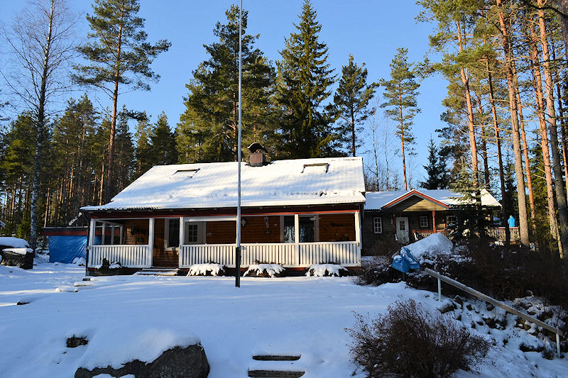 Rechts neben dem Haupthaus liegt das liebenswerte Blockhaus, das von Gästen hochgeschätzt wird Galeriebild Ängkärret. Värmland. 2 beeindruckende Schwedenhäuser in einer wunderbaren Lage am See Bredreven zu verkaufen