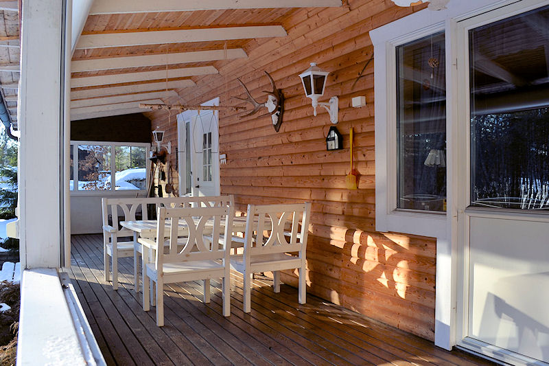 Rundum Wohlfühlen. Die überdachte, geschützte Terrasse, bietet wunderbare Stunden der Entspannung für Sie und Ihre Familie Galeriebild Ängkärret. Värmland. 2 beeindruckende Schwedenhäuser in einer wunderbaren Lage am See Bredreven zu verkaufen
