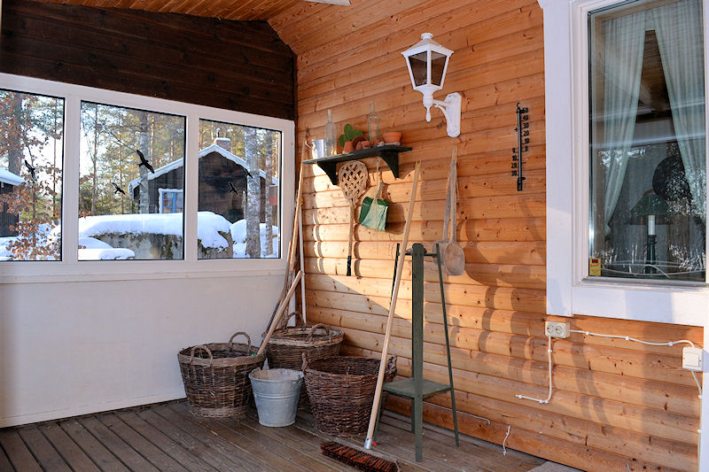 Die Eigentümer haben so viele liebenswerte Kleinigkeiten gesammelt, die Freude bereiten und das Gesamtbild nett abrunden Galeriebild Ängkärret. Värmland. 2 beeindruckende Schwedenhäuser in einer wunderbaren Lage am See Bredreven zu verkaufen