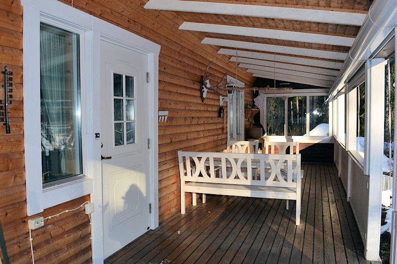 Hauseingang - geschützt und gemütlich Galeriebild Ängkärret. Värmland. 2 beeindruckende Schwedenhäuser in einer wunderbaren Lage am See Bredreven zu verkaufen