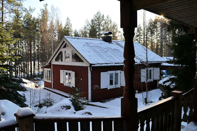 Blick vom Blockhaus / Gästehaus auf das Hauptgebäude Galeriebild Ängkärret. Värmland. 2 beeindruckende Schwedenhäuser in einer wunderbaren Lage am See Bredreven zu verkaufen