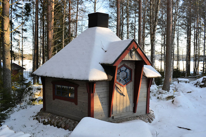 ....unter anderem mit dem gemütlichen Grillhäuschen Galeriebild Ängkärret. Värmland. 2 beeindruckende Schwedenhäuser in einer wunderbaren Lage am See Bredreven zu verkaufen