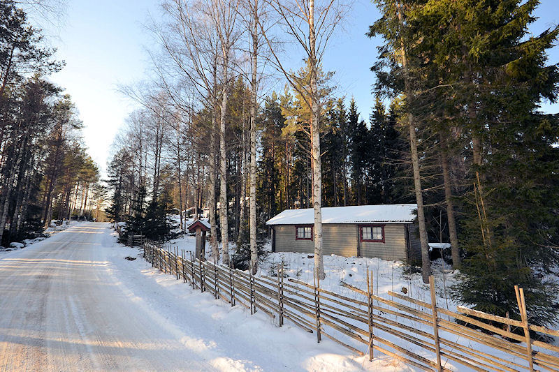 Sie kommen an! Links der See. Rechts das Grundstück. Im Bild das Garagengebäude auf Grundstück 2 Galeriebild Ängkärret. Värmland. 2 beeindruckende Schwedenhäuser in einer wunderbaren Lage am See Bredreven zu verkaufen