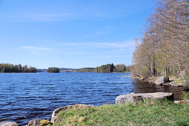 ....und sofort eine Besichtigung bei uns anmelden. Der idyllische See ÖREN erwartet Sie bereits! Galeriebild Super-Super-Preiswert - unser Ferienhaus direkt am grossen See ÖREN und nicht weit weg von Vimmerby, da wo Pippi Langstrumpf zu Hause ist
