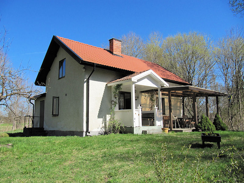 Das Angebot umfaßt ein älteres, einfaches Wohnhaus - aber in einer absoluten Kanonenlage ganz nahe am Wasser Galeriebild Super-Super-Preiswert - unser Ferienhaus direkt am grossen See ÖREN und nicht weit weg von Vimmerby, da wo Pippi Langstrumpf zu Hause ist