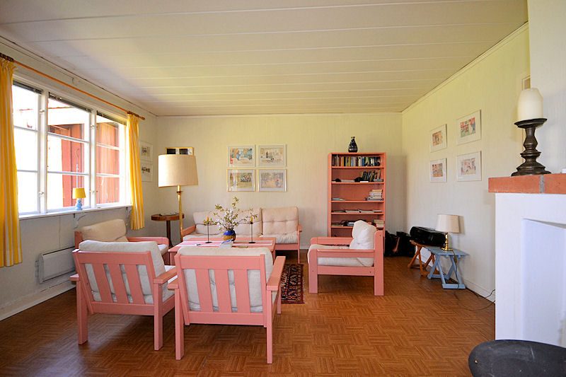 Im Wohnzimmer gibt es ebenfalls einen Kaminofen (klassischer Kanonenofen, der aber gut funktioniert) Galeriebild Sie wollen sich einen Smålandtraum verwirklichen mit Haus und Paradies? Bitte sehr, hier können Sie es!