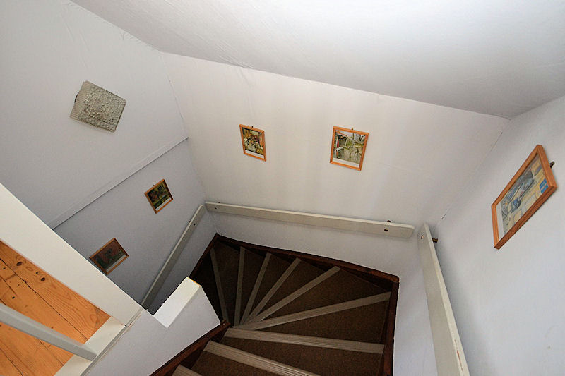 Treppenhaus. Aufgang zum OG. Galeriebild Sie wollen sich einen Smålandtraum verwirklichen mit Haus und Paradies? Bitte sehr, hier können Sie es!