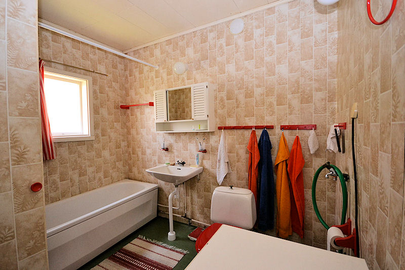 Recht großes Badezimmer mit richtigem WC Galeriebild Sie wollen sich einen Smålandtraum verwirklichen mit Haus und Paradies? Bitte sehr, hier können Sie es!