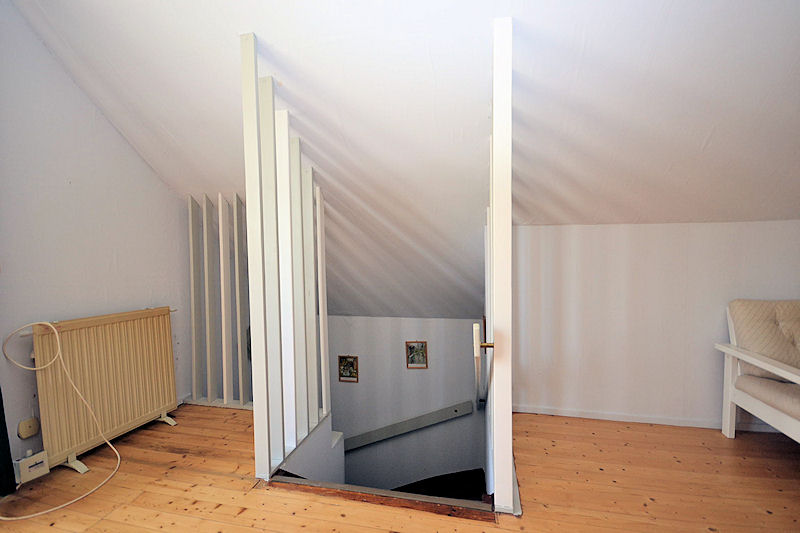 Eintritt durchs Treppenhaus ins Elternschlafzimmer Galeriebild Sie wollen sich einen Smålandtraum verwirklichen mit Haus und Paradies? Bitte sehr, hier können Sie es!