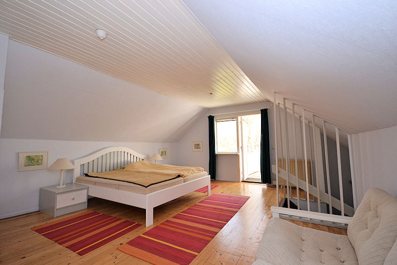 Dieser große Schlafraum hat einen gemütlichen Zutritt zum Sonnenbalkon.... Galeriebild Sie wollen sich einen Smålandtraum verwirklichen mit Haus und Paradies? Bitte sehr, hier können Sie es!
