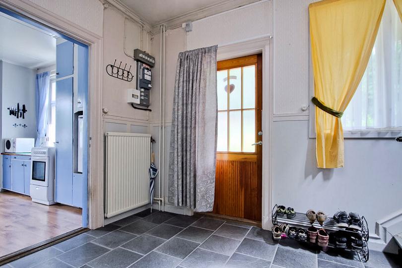 ....und gehen durch den Eingangsflur.... Galeriebild Villa Havrekärven. Klassisches Wohnhaus am Ortrand von Kopparberg auf großem Naturgrundstück. Schön!