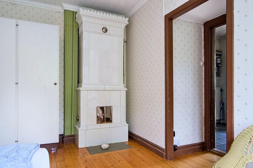 Schlafzimmer 1 im Parterre....mit Kachelofen.... Galeriebild Villa Havrekärven. Klassisches Wohnhaus am Ortrand von Kopparberg auf großem Naturgrundstück. Schön!
