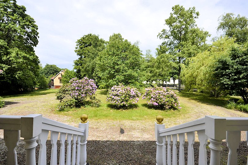 ....mit dem eindrucksvollen Ausblick in Richtung Dorf und Kirche Galeriebild Lönashults Herrenhaus heißt Sie und Ihre Familie ganz herzlich willkommen. Ein magisches Immobilienangebot erwartet Sie!