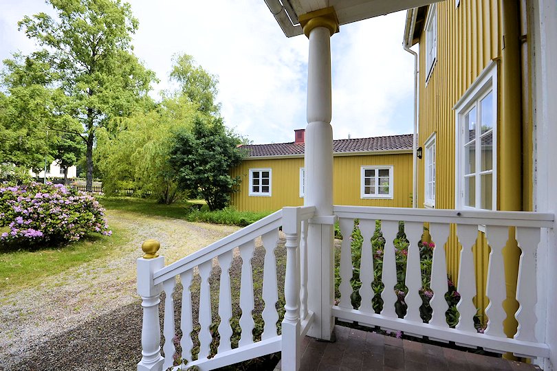 Im Bild der linke Gebäudeflügel, der heute eine komplette Gästewohnung enthält. Alles ist frisch renoviert! Galeriebild Lönashults Herrenhaus heißt Sie und Ihre Familie ganz herzlich willkommen. Ein magisches Immobilienangebot erwartet Sie!