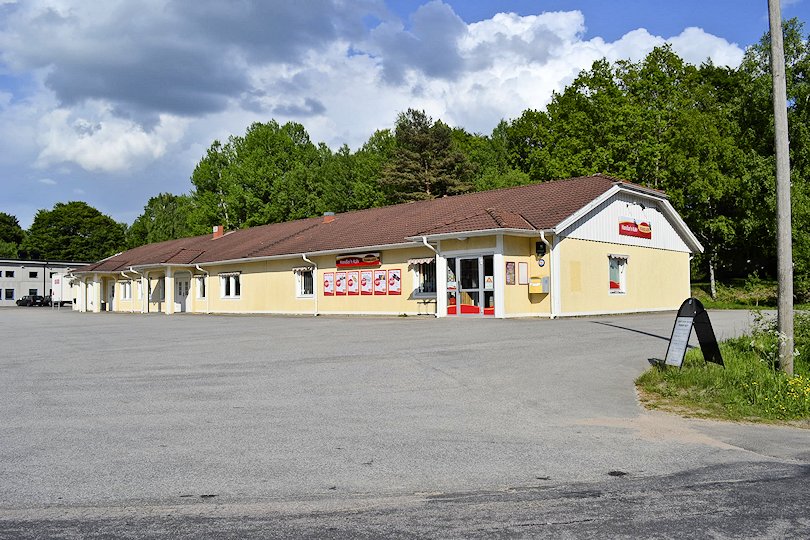 In Kalv gibt es sogar einen kleinen Supermarkt.... Galeriebild Villa Erikslund - ein wunderbares Urlaubsparadies nahe See Kalvsjön in Västergötland. Zum Anbeißen!