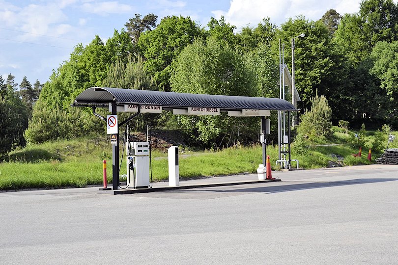 ....mit einer Tankstelle für Diesel + Superbenzin. So spart man lange Versorgungswege! Galeriebild Villa Erikslund - ein wunderbares Urlaubsparadies nahe See Kalvsjön in Västergötland. Zum Anbeißen!