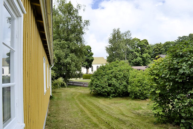 Links der Gebüdeflügel mit der ausgebauten Gästewohnung Galeriebild Lönashults Herrenhaus heißt Sie und Ihre Familie ganz herzlich willkommen. Ein magisches Immobilienangebot erwartet Sie!