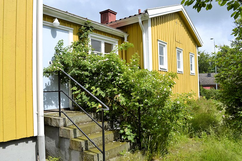 Rückseite. Mittig die Eingangstür zum früheren Büroraum des Hauses Galeriebild Lönashults Herrenhaus heißt Sie und Ihre Familie ganz herzlich willkommen. Ein magisches Immobilienangebot erwartet Sie!
