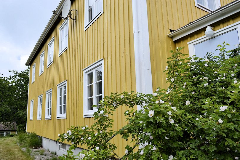 Rückseite des Gebäudes Galeriebild Lönashults Herrenhaus heißt Sie und Ihre Familie ganz herzlich willkommen. Ein magisches Immobilienangebot erwartet Sie!