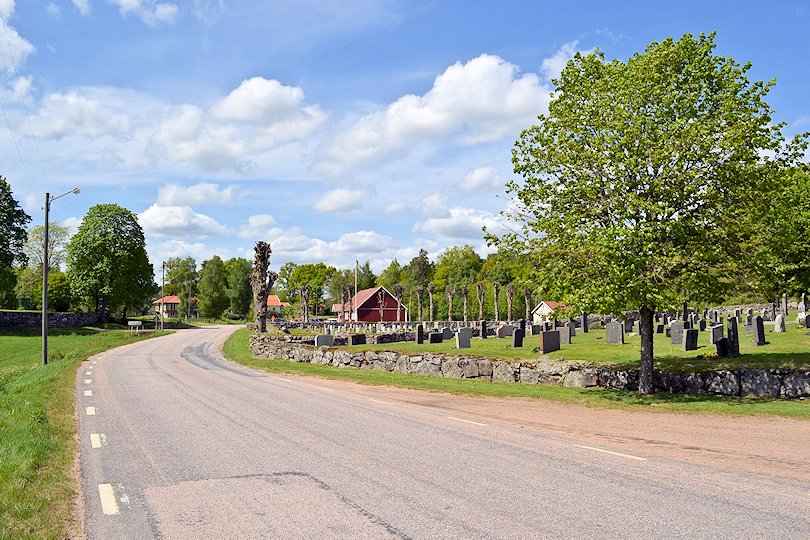 Dorfstraße am See entlang Galeriebild Villa Erikslund - ein wunderbares Urlaubsparadies nahe See Kalvsjön in Västergötland. Zum Anbeißen!
