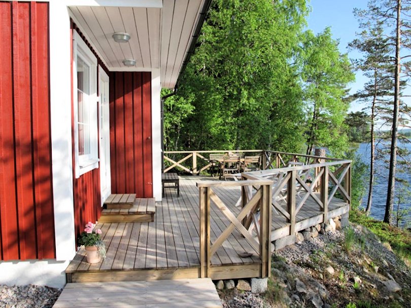 10 Meter Entfernung von der Wasserkante mit einer Holzterrasse 4 Meter über dem Wasserspiegel Galeriebild Högbo, Finnshyttan, so heißt das kleine schwedische Paradies am Ufer des mächtigen Sees Lersjön bei Filipstad in Värmland