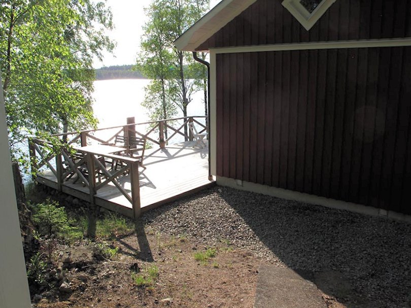 ....mit 30 m² Holzterrasse über dem Wasser Galeriebild Högbo, Finnshyttan, so heißt das kleine schwedische Paradies am Ufer des mächtigen Sees Lersjön bei Filipstad in Värmland
