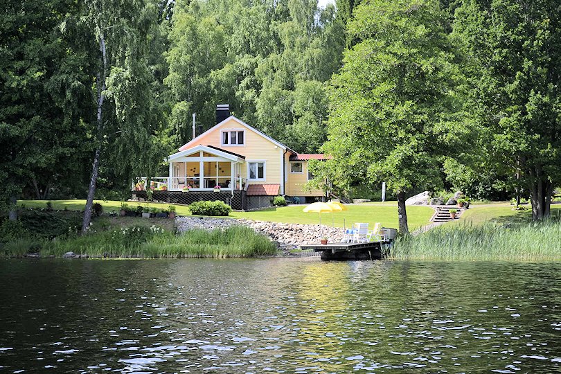 Die Schwedenvilla Fiskarestugan am See Långsjön bittet zur Innenbesichtigung.... Galeriebild "Fiskarestugan"! So heißt dieses traumhafte Wassergrundstück in toller Waldalleinlage und Küstennähe, Bereich Västervik / Ostsee!