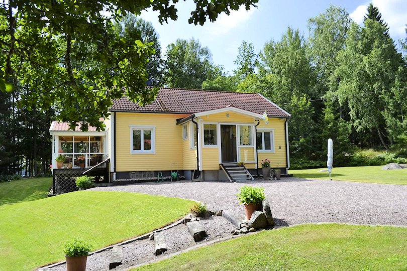 Hereinspaziert, es geht los! Galeriebild "Fiskarestugan"! So heißt dieses traumhafte Wassergrundstück in toller Waldalleinlage und Küstennähe, Bereich Västervik / Ostsee!
