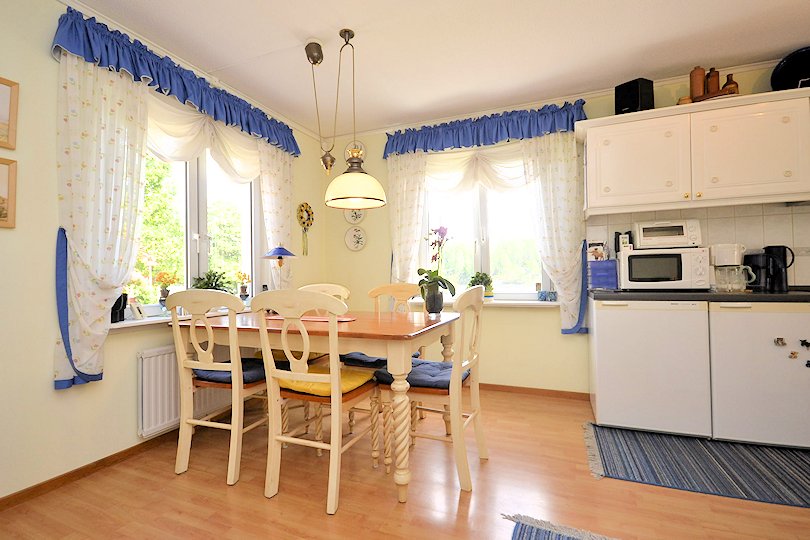 ....mit dem traditionellen Essplatz für die ganze Familie Galeriebild "Fiskarestugan"! So heißt dieses traumhafte Wassergrundstück in toller Waldalleinlage und Küstennähe, Bereich Västervik / Ostsee!
