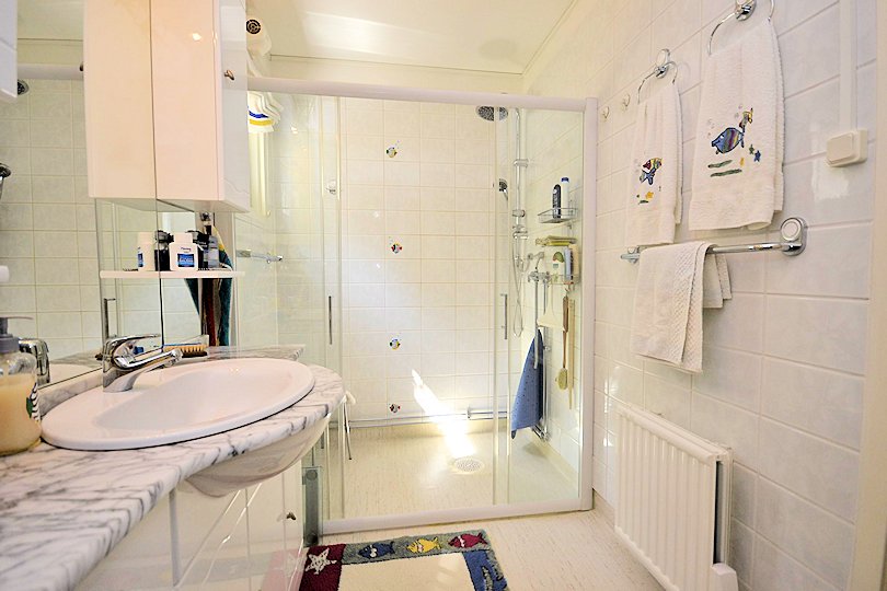 ....in bester Kondition Galeriebild "Fiskarestugan"! So heißt dieses traumhafte Wassergrundstück in toller Waldalleinlage und Küstennähe, Bereich Västervik / Ostsee!