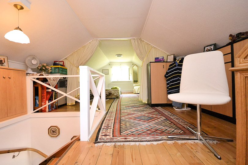 ....um hier zu landen. Das Obergeschoss beherbergt.... Galeriebild "Fiskarestugan"! So heißt dieses traumhafte Wassergrundstück in toller Waldalleinlage und Küstennähe, Bereich Västervik / Ostsee!