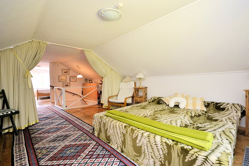 ....2 Schlafzimmer mit insgesamt 4 Schlafplätzen. Galeriebild "Fiskarestugan"! So heißt dieses traumhafte Wassergrundstück in toller Waldalleinlage und Küstennähe, Bereich Västervik / Ostsee!