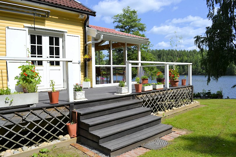 Und zum Abschluss besichtigen wir noch die vorbildliche Glasveranda mit dem Wahnsinnsausblick auf den See Galeriebild "Fiskarestugan"! So heißt dieses traumhafte Wassergrundstück in toller Waldalleinlage und Küstennähe, Bereich Västervik / Ostsee!